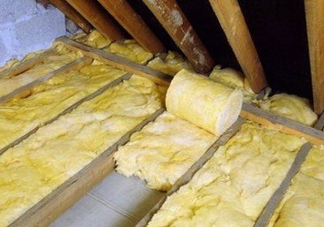 Mineral wool is laid between the lags on the ceiling