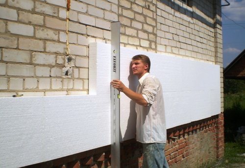 Installation von Schaum an der Fassade