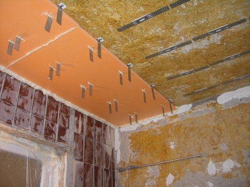 Installation of thermal insulation with hangers