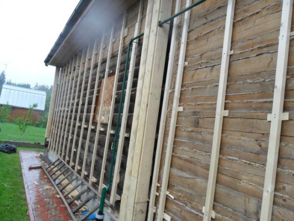 Adakah mungkin untuk menebat rumah kayu dengan busa di luar atau tidak