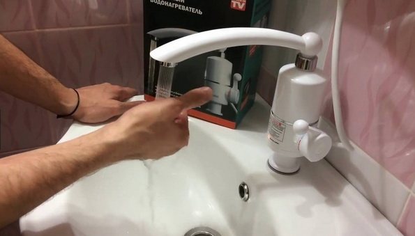 Hand washing with a heating duct