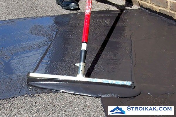 Application of bituminous waterproofing