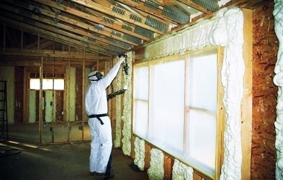 Dán bọt polyurethane tạo bọt lên tường