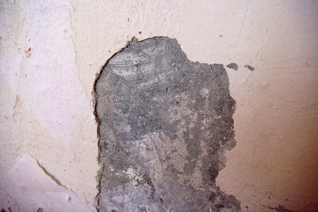 Unstable plaster fates are removed without regret. And more often it ends with a complete removal of the old plaster layer.