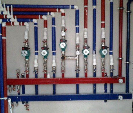 piping of the distribution manifold of the heating system