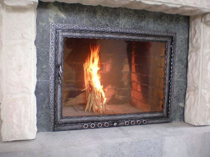 Feuerfestes Glas im Stahlrahmen