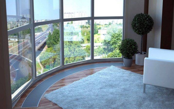 Panoramische beglazing van een balkon: soorten en kenmerken van technologie