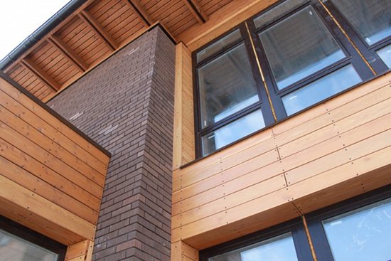 Pro e fasi della creazione di una facciata di ventilazione per una casa in legno