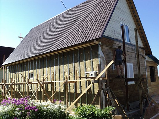 Výhody a fáze vytváření ventilační fasády pro dřevěný dům