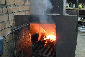 Por que o fogão fumega quando a porta é aberta?