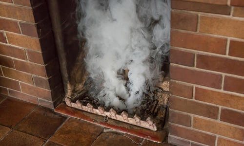 Por que o fogão de ferro fumega quando a porta é aberta