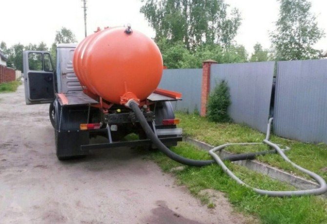 De nadering van de rioolwagen naar de beerput