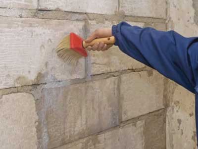 Preparación de las paredes de la casa para aislamiento.