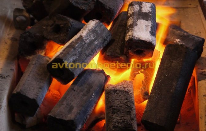 processus de combustion de briquettes de bois pressées