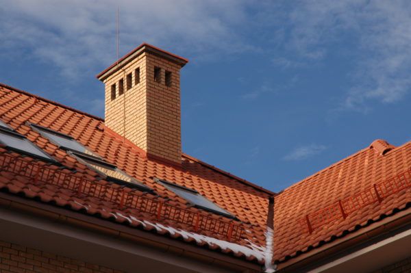 Paso de la chimenea a través del techo: los principales matices del arreglo.