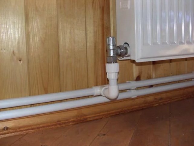 Radiators ir savienots ar garāmgājēju ķēdi caur vadības vārstu