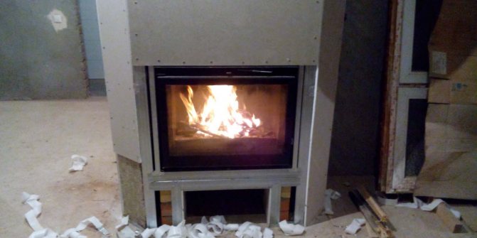 Kindling checking the operation of the stove before the stage of decorative finishing