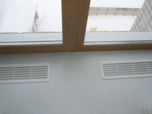 griglia di ventilazione del davanzale della finestra