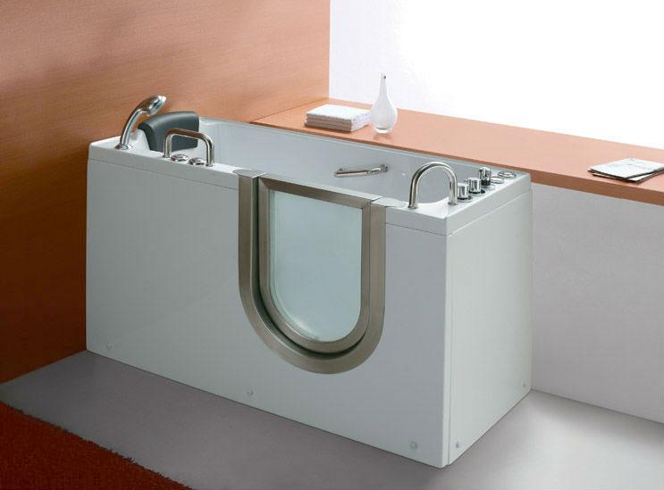 Freestanding bathtub with a door