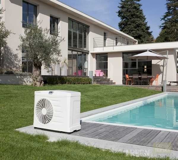 La bomba de calor parece una unidad exterior de un acondicionador de aire.