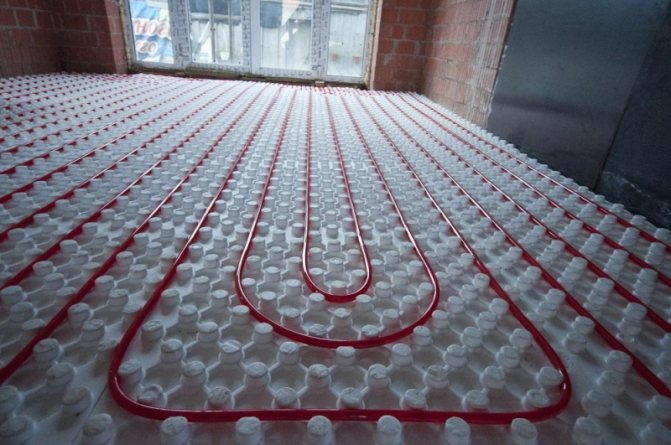 Underfloor heating without screed: polystyrene plates and dry aluminum, water plates and laminate, heat distributors