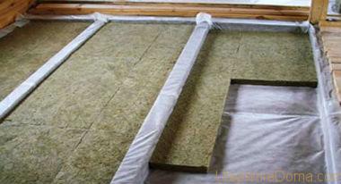 Laying mineral wool on the floor