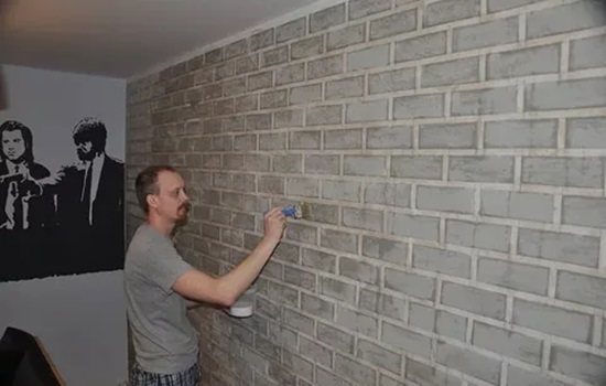 Pose de carreaux sur un mur de briques sans plâtre - étapes de travail