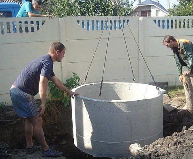 Lắp đặt các vòng bê tông trong một bể chứa