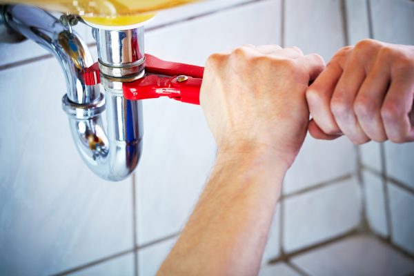 Installazione fai-da-te e installazione di acqua calda sanitaria in una casa privata