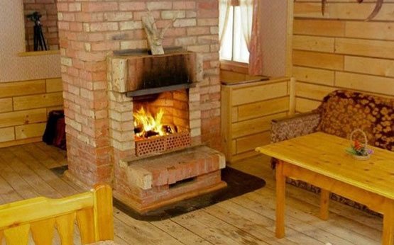 Instalación de una estufa de metal en una casa de madera.