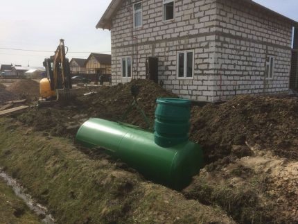 Installation dans la fosse d'un réservoir d'essence pour une maison privée