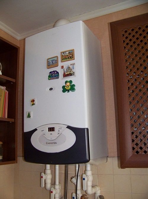 Naka-install na boiler Ariston