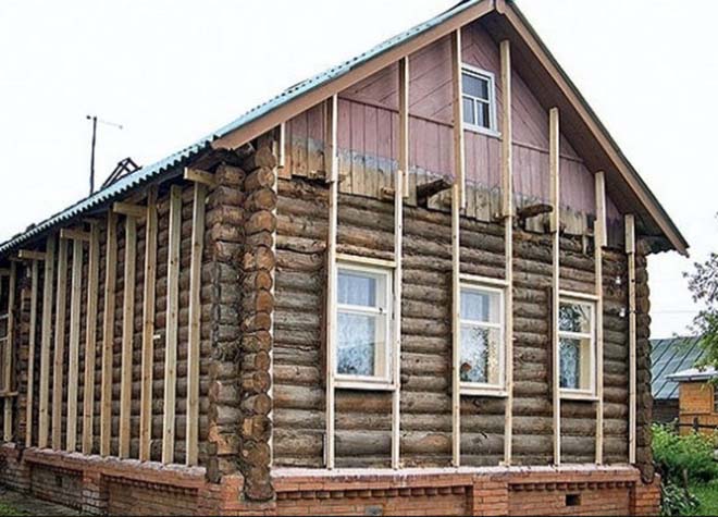 Penebat fasad rumah kayu dari luar