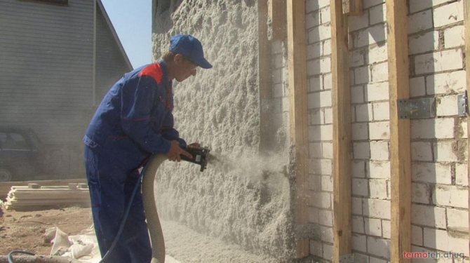 aïllament d'una casa de maó des de l'exterior per polvorització