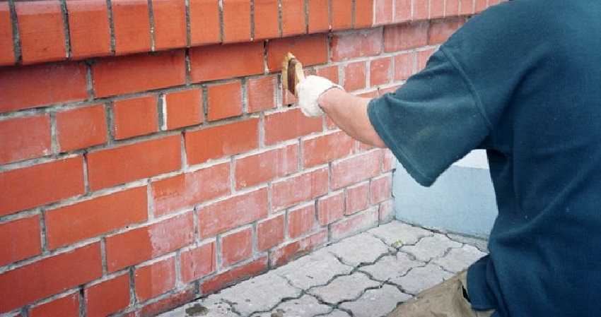 Dämmung von Backsteinmauern von außen - Grundierung der Wand