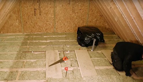 isolamento del soffitto in una casa di legno foto 7