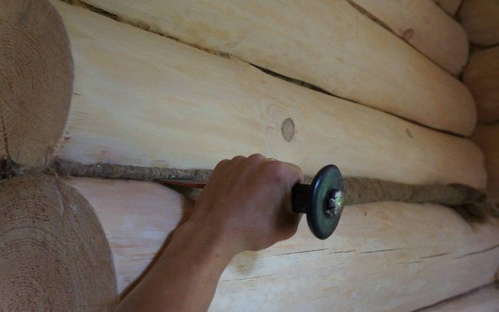 Penebat dinding rumah kayu dari dalam