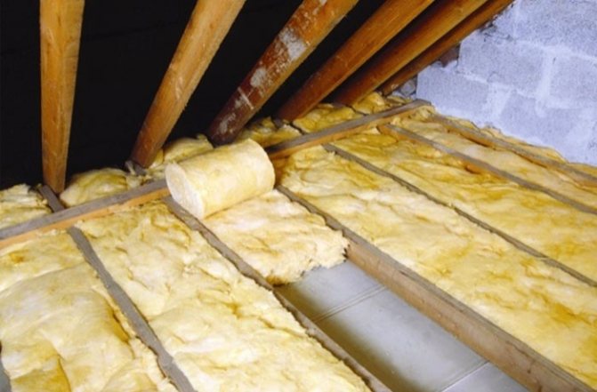 We insulate the ceiling in a wooden house with our own hands