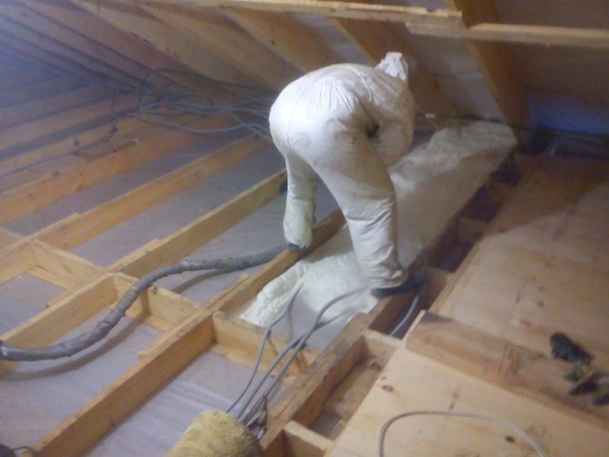 We insulate the ceiling in a wooden house with our own hands