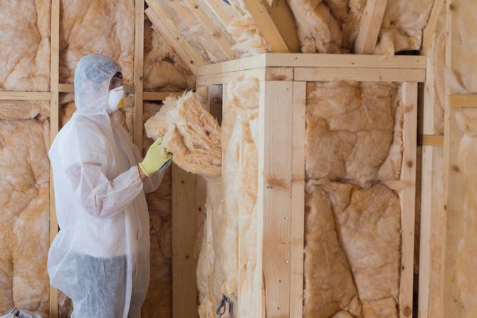 Durante el contacto directo de la lana de vidrio con la piel humana, cuando trabajan sin guantes y monos durante la instalación, fragmentos afilados de micropartículas penetran en el interior y causan irritación de la piel, en el punto de contacto, se enrojece, aparece picazón.