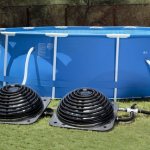 el agua de la piscina se calienta con el sol