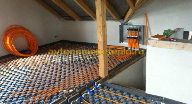 Water heat-insulated floor on a wooden floor