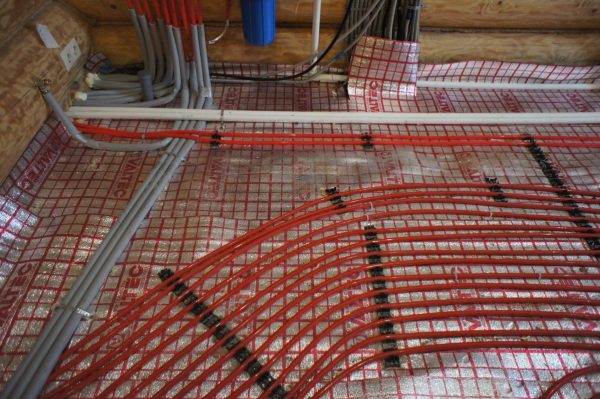 Water heat-insulated floor in a wooden house