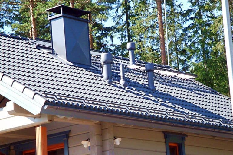 L'alçada del tub de ventilació sobre el sostre d'una casa particular