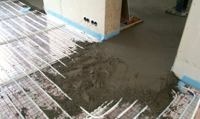 Pouring screed on a warm floor