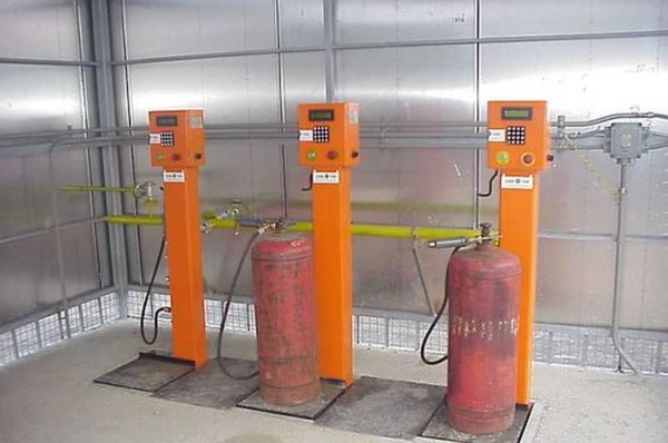 Filling stations for gas cylinders