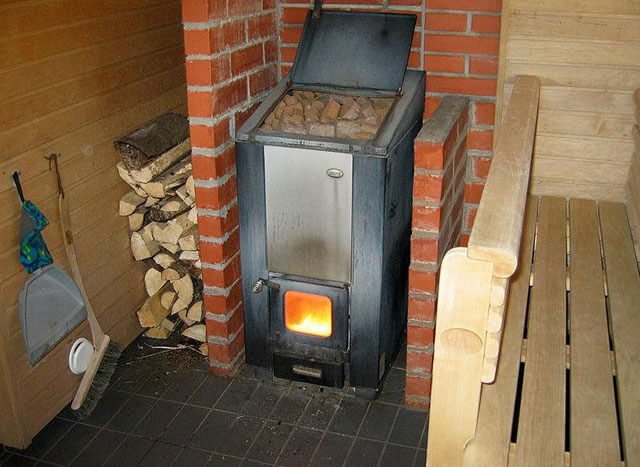 Protective screen for the oven in the steam room